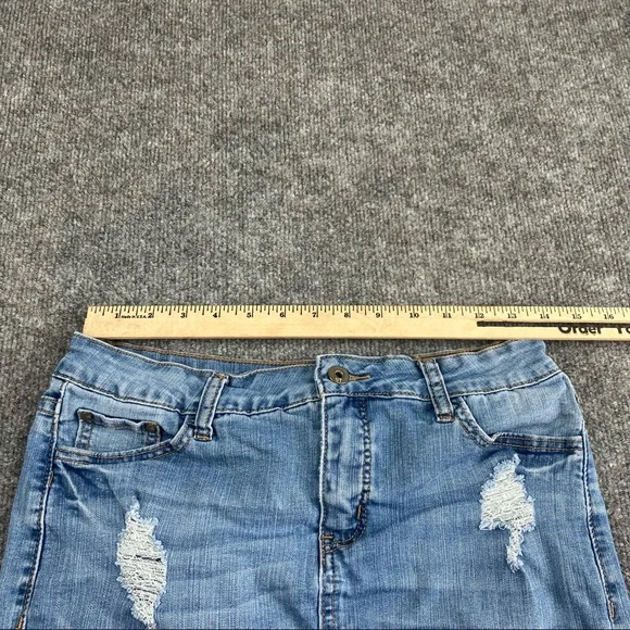 !it Jean skirt size 4 light wash distressed - Picture 5 of 9